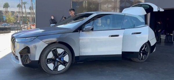 BMW đã hiện thực hóa khả năng đổi màu sơn trên chiếc xe mới của mình. Chiếc xe sử dụng lớp sơn thay đổi màu sắc có thể được kích hoạt chỉ bằng một nút bấm.