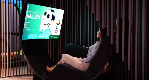 OLED Media Chair của LG là một chiếc ghế có thể nghiêng kèm theo đó là TV OLED cong 55 inch có thể nghiêng cùng ghế, thiết bị truyền thông gắn trên TV và loa gắn trên ghế cho âm thanh vòm. Màn hình có thể xoay dọc nếu các bạn muốn xem video TikTok hoặc sử dụng các ứng dụng điện thoại.