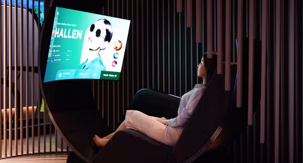 OLED Media Chair của LG là một chiếc ghế có thể nghiêng kèm theo đó là TV OLED cong 55 inch có thể nghiêng cùng ghế, thiết bị truyền thông gắn trên TV và loa gắn trên ghế cho âm thanh vòm. Màn hình có thể xoay dọc nếu các bạn muốn xem video TikTok hoặc sử dụng các ứng dụng điện thoại.