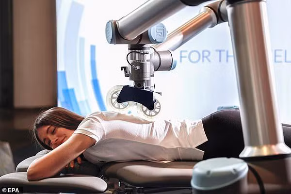  Phát minh bàn mát-xa hoàn toàn tự động của Massage Robotics là robot có 2 cánh tay, có thể hiểu được các mệnh lệnh bằng lời nói để đáp ứng các yêu cầu của người dùng.