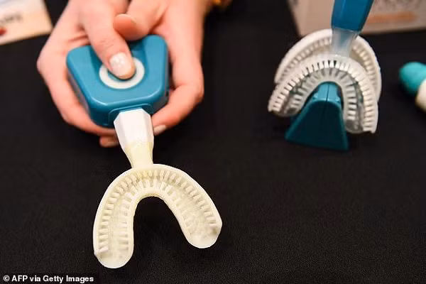 Y-Brush là phát minh bàn chải đánh răng điện mới được tuyên bố có thể chải sạch răng tốt như bàn chải thông thường nhưng chỉ trong 10 giây. Đầu bàn chải giống như một miếng bảo vệ răng được phủ đầy các sợi lông nylon siêu mềm. Một động cơ bên trong tay cầm sẽ giúp bàn chải chỉ sạch tất cả các răng trên một hàm răng cùng một lúc.