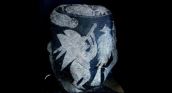 Một hòn đá được cho là có niên đại từ 65 triệu năm trước lại khắc họa một người đang cầm chiếc kính viễn vọng quan sát các vì sao. Trong khi đó, kính viễn vọng được Galileo Galilei phát minh ra năm 1609.