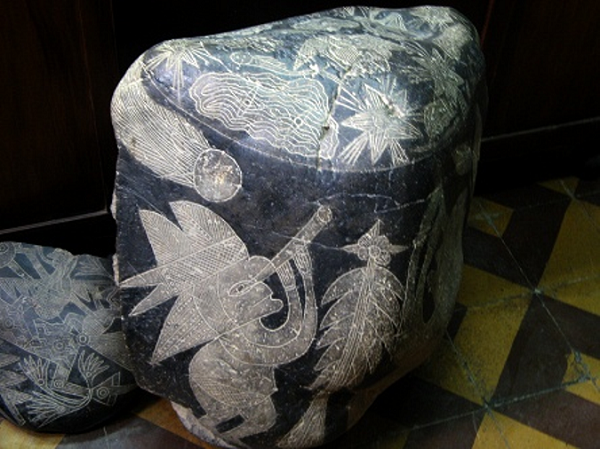 Khoảng 10.000 hòn đá trưng bày tại Bảo tàng Cabrera, Ica (Peru) miêu tả người tiền sử đội mũ, mặc quần áo, đi giày. Ngoài ra, còn có những viên đá khắc họa cảnh tượng giống như cấy ghép nội tạng, mổ đẻ, truyền máu, thậm chí là những lần chạm trán với khủng long.