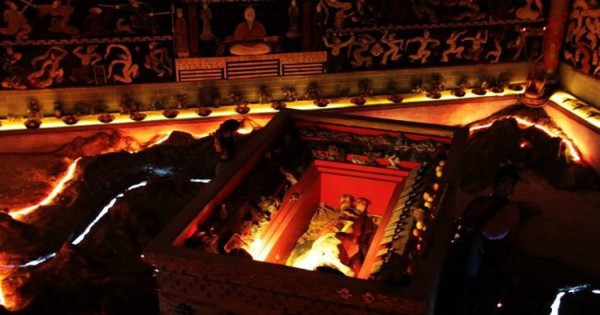 Đây giống như một cái hào bảo vệ lăng để những kẻ có ý đồ xấu sợ run không dám bước vào. Thế nhưng chúng ta có thể tin tưởng rằng không bao lâu nữa một ngày nào đó chúng ta có thể bước vào lăng mộ này, đồng thời nghiên cứu được bí ẩn bên trong nó.