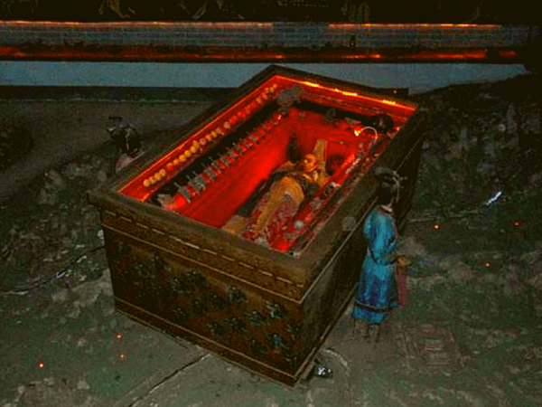 Bên ngoài lăng, nước và ánh sáng rất dồi dào, được bao phủ bởi một lượng lớn cây lựu. Nhưng điều đáng nhắc đến chính là những cây lựu này rất khô héo, cành cây vặn vẹo, nhìn cực kỳ quái dị.