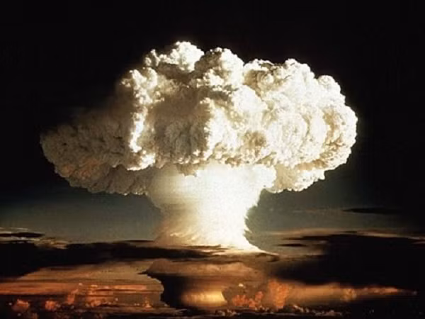 Theo nhiều ghi chép cổ xưa, Atlantis là một nền văn minh sở hữu công nghệ tiên tiến. Họ cũng có những cỗ máy bay được gọi là vailxi và họ cũng có những vũ khí hủy diệt hàng loạt đáng sợ. Đây phần lớn là những chi tiết được đề cập trong một tác phẩm do Plato tuyên truyền.