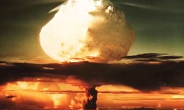 Những con chim mất phương hướng và lượn vòng không ngừng, chúng chuyển dần sang màu trắng và chết. Mahabharata được coi là thần thoại, nhưng người ta sẽ tự hỏi làm thế nào người ta có thể mô tả các chi tiết của một vụ nổ hạt nhân mà không cần chứng kiến tận mắt.