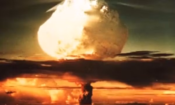 Những con chim mất phương hướng và lượn vòng không ngừng, chúng chuyển dần sang màu trắng và chết. Mahabharata được coi là thần thoại, nhưng người ta sẽ tự hỏi làm thế nào người ta có thể mô tả các chi tiết của một vụ nổ hạt nhân mà không cần chứng kiến tận mắt.