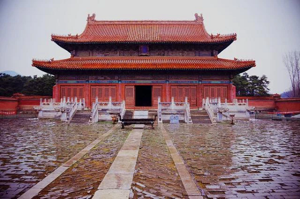 Tuy nhiên, nhóm mộ tặc do Tôn Điện Anh cầm đầu không thể đột nhập vào Thanh Cảnh Lăng nên quyết định rút lui trước khi bị phát hiện. Về sau, một nhóm trộm mộ khoảng 30 người thành công trong việc lẻn vào lăng mộ của Khang Hy. Chúng vơ vét được nhiều ngọc ngà châu báu, đồ tùy táng giá trị.