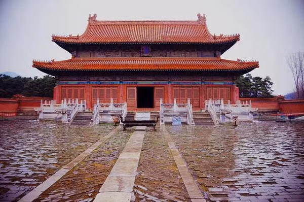 Tuy nhiên, nhóm mộ tặc do Tôn Điện Anh cầm đầu không thể đột nhập vào Thanh Cảnh Lăng nên quyết định rút lui trước khi bị phát hiện. Về sau, một nhóm trộm mộ khoảng 30 người thành công trong việc lẻn vào lăng mộ của Khang Hy. Chúng vơ vét được nhiều ngọc ngà châu báu, đồ tùy táng giá trị.