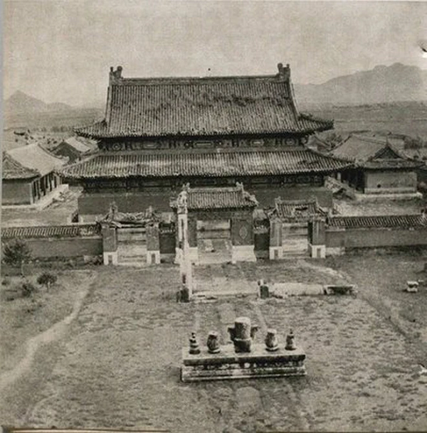 Lo sợ sẽ xảy ra điều tồi tệ nên nhóm chuyên gia nhanh chóng rời khỏi lăng mộ. Để bảo đảm an toàn, họ niêm phong lăng mộ cũng như lấp kín toàn bộ những lối vào mà trộm mộ đã đào.