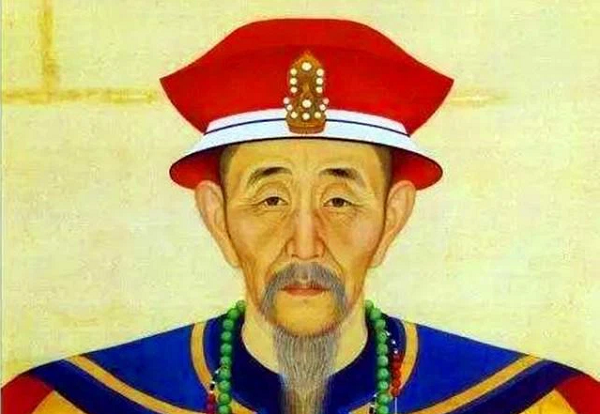 Các vị hoàng đế trong lịch sử hầu hết đều xây dựng lăng mộ - nơi yên nghỉ của mình từ sớm và không tiếc công sức đầu tư hoành tráng để thể hiện địa vị bản thân. Khang Hy cũng không phải là ngoại lệ, nhất là khi ông có một thời thịnh trị.