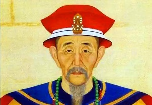 Các vị hoàng đế trong lịch sử hầu hết đều xây dựng lăng mộ - nơi yên nghỉ của mình từ sớm và không tiếc công sức đầu tư hoành tráng để thể hiện địa vị bản thân. Khang Hy cũng không phải là ngoại lệ, nhất là khi ông có một thời thịnh trị.