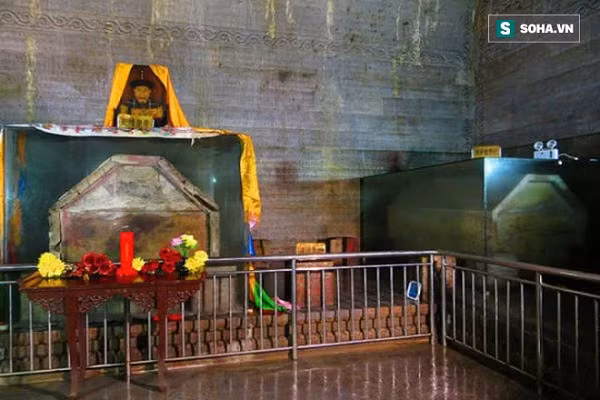 Khi ấy, Tôn Điện Anh cùng đồng bọn cướp bóc vô số bảo vật trong lăng mộ của Từ Hy Thái Hậu và hoàng đế Càn Long. Sau đó, nhóm trộm mộ chuyển sang lăng mộ của Khang Hy với hy vọng sẽ cướp đoạt được thêm nhiều báu vật quý giá.