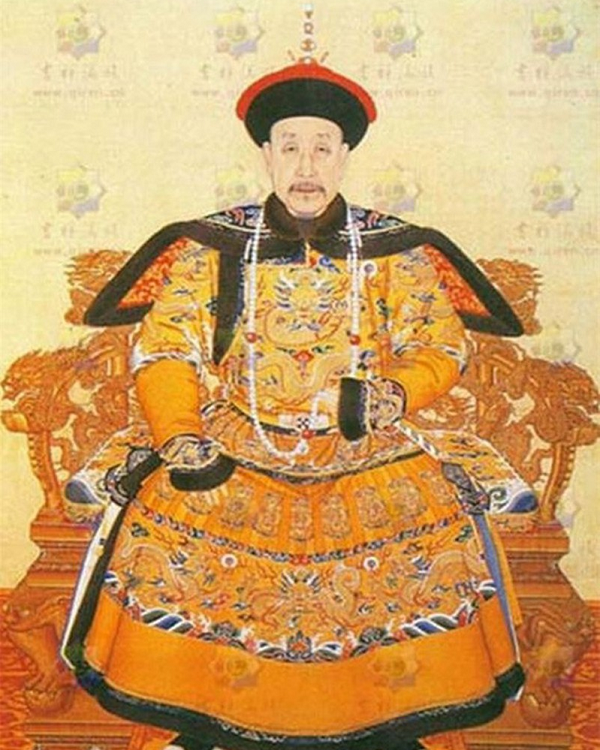 Giống như nhiều ông hoàng, lăng mộ của Khang Hy có nhiều đồ tùy táng giá trị và trở thành mục tiêu của nhiều kẻ trộm mộ. Trong đó, vụ trộm tại Thanh Cảnh Lăng - nơi an nghỉ ngàn thu của Khang Hy diễn ra năm 1928 được nhiều người biết đến.