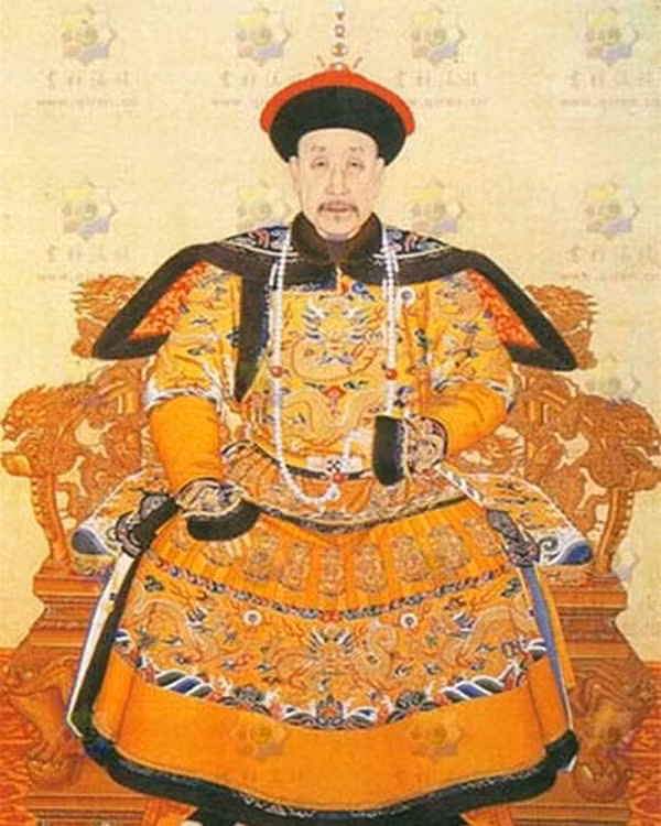 Giống như nhiều ông hoàng, lăng mộ của Khang Hy có nhiều đồ tùy táng giá trị và trở thành mục tiêu của nhiều kẻ trộm mộ. Trong đó, vụ trộm tại Thanh Cảnh Lăng - nơi an nghỉ ngàn thu của Khang Hy diễn ra năm 1928 được nhiều người biết đến.