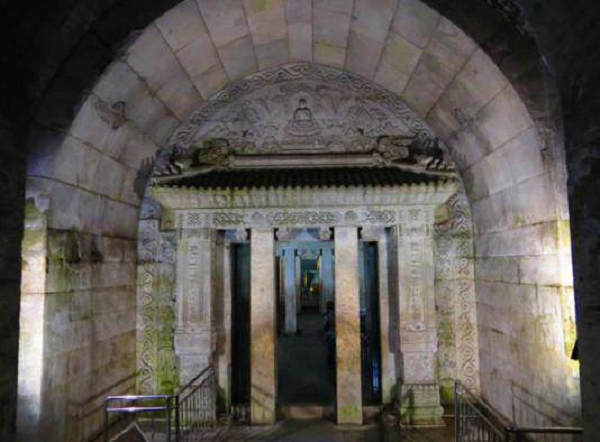 Những kẻ trộm mộ trước đó đã lục tung bên trong quan tài để bới móc kho báu và tàn nhẫn ném xương cốt người đã khuất ra bên ngoài. Hài cốt vua Khang Hy bị rơi vãi, ngâm trong làn nước lạnh lẽo.