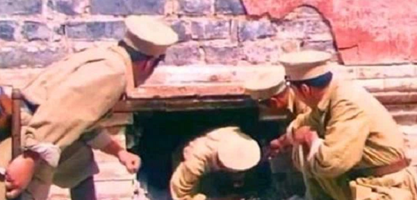 Sau khi xuống đến lăng mộ, một không khí lạnh lẽo bất thường và tăm tối ập đến. Điều kinh khủng nhất là mùi khó chịu rợn người bốc lên ở khắp nơi. Phía sau hai cánh cổng đá, nước đột ngột dâng lên khắp nơi khiến tất cả chỉ có thể đông cứng lại, càng đi vào thì nước càng sâu.