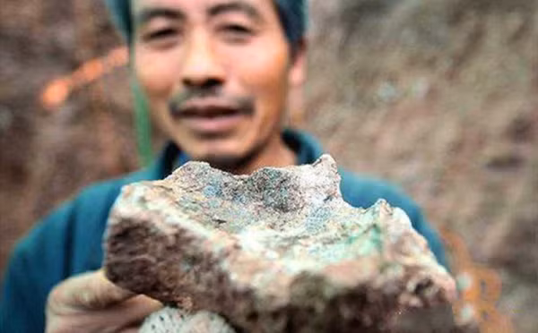 Tháng 5 năm 2001, một lão nông ở Cổ Nam nhai đạo, thành phố Kỳ Giang, Trùng Khánh, Trung Quốc đang tiến hành đào 1 cái ao ở dưới núi để nuôi cá thì phát hiện một vật thể lạ giống tảng đá màu trắng hình dáng kỳ lạ.