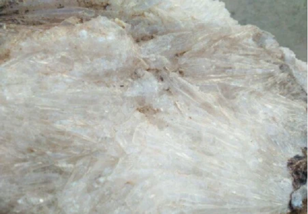 Khi về đến nhà, ông đã đập vỡ tảng đá ra thì phát hiện ra rằng quả thực bên trong nó là các tinh thể màu trắng. Những tinh thể này bám ở lòng trong mặt đá và đang lớn dần lên.