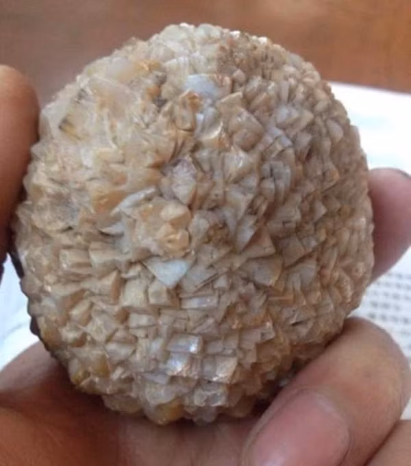 Đá Canxit có độ cứng không cao, các màu sắc phổ biến như không màu, màu xám, vàng, đỏ, hồng, cam, xanh nâu, đen và xanh lục.