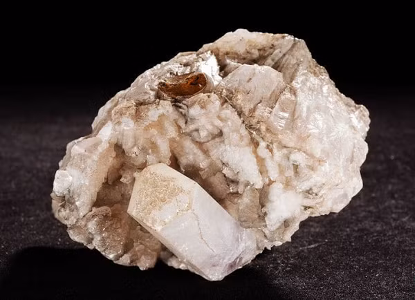 Đá Canxit là một trong những loại đá được sử dụng nhiều nhất hiện nay, trong cuộc sống bạn có thể bắt gặp rất nhiều sản phẩm được làm từ đá Canxit từ các vật phẩm phong thủy như quả cầu đá Canxit, tỳ hưu đá Canxit, ấm trà đá Canxit...