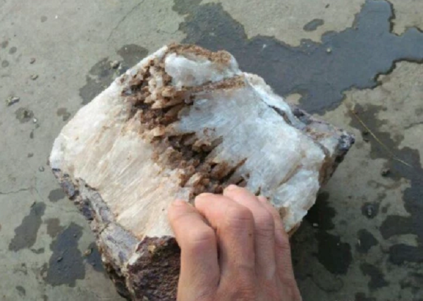 Điểm đặc biệt ở cục đá này là những thanh đá chia thành 2 phần đối xứng nhau, ở giữa là khoảng trống. Vì thấy quá kỳ lạ nên ông lão đã mang về nhà.