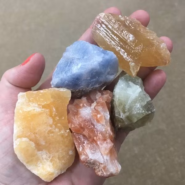 Cả gia đình ông quyết định góp tiền để ông đi lên thành phố tìm chuyên gia giám định cục đá này. Nào ngờ, chuyên gia cho rằng cục đá đó chỉ là 1 loại đá canxit, tương đối phổ biến và không có giá trị cao khiến ông lão tái mặt.