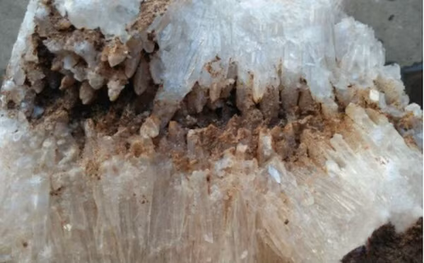 Khi đang lên núi tìm thảo dược, một lão nông đã vô tình thấy viên đá lạ có màu trắng trong đẹp mắt. Nó gồm nhiều thanh đá nhỏ dài màu trắng xếp xen kẽ nhau mà tạo thành.