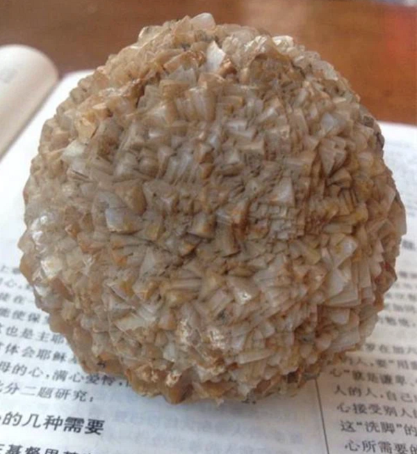 Các hình dạng thường thấy của đá Canxit trong tự nhiên là hình bát giác, hình bầu dục... và được mài Cabochon hoặc faceset.