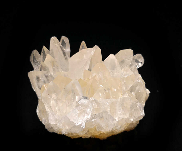 Đá Canxit (hay còn gọi là ngọc Hoàng Long), có công thức hóa học là CaCO3 là một loại đá tồn tại dưới dạng các tinh thể hình tam giác, trong đá canxit chứa các thành phần giống như đá cẩm thạch biến chất, đá vôi hoặc đá trầm tích.