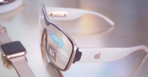 Kính thông minh mới sẽ có các tính năng như nghe gọi, chỉ đường, chụp ảnh... nhưng bước đầu vẫn đóng vai trò như một phụ kiện của iPhone. Sau đó, kính sẽ được cải tiến để hoạt động độc lập và được kỳ vọng là sản phẩm thay thế iPhone trong 10 năm tới.