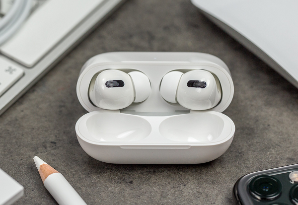 Bên cạnh đó tai nghe này dự kiến tập trung vào công nghệ theo dõi sức khỏe và thể dục. Kén sạc của AirPods Pro 2 được bổ sung khả năng phát ra âm thanh khi người dùng kích hoạt chế độ mất trên ứng dụng Find My.