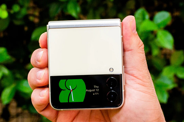 Số lượng điện thoại có thể gập lại cũng ngày càng tăng. Công nghệ được thiết kế cho điện thoại có màn hình gập lại cũng tác động không nhỏ tới smartphone khác. Trước đây, điện thoại chơi game là những điện thoại đầu tiên có màn hình tốc độ làm mới cao. Giờ đây, nhiều smartphone cận cao cấp đã có tính năng này.