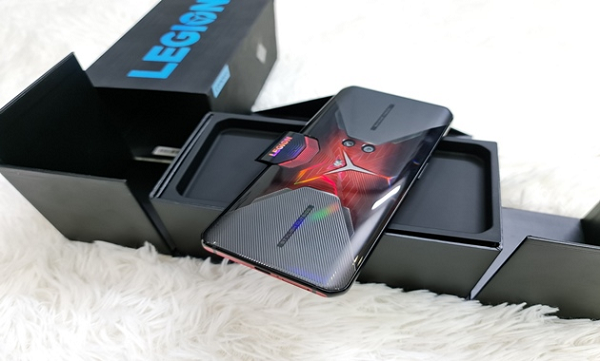 Thực tế, chúng không có sức hấp dẫn đại chúng. Nhưng tất cả đều đáp ứng tốt các chứng năng của một chiếc điện thoại. Điện thoại chơi game là một trong những smartphone chuyên dụng đầu tiên.