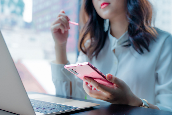 Cách đây khoảng 15 năm, điện thoại di động ra đời đã mở ra cách thức giao tiếp mới không còn bị giới hạn về thời gian và địa điểm. Đặc biệt trong khoảng 5 năm qua, không chỉ ngày càng phổ biến hơn, với sự ra đời của smartphone, điện thoại di động đã và đang mang đến cho con người hàng loạt khả năng mới trên mọi lĩnh vực.