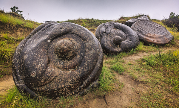 Điều kỳ lạ chưa dừng ở đó, sau khi "uống" nước mưa, các viên đá Trovants có thể chuyển động giống như những tảng đá trượt của thung lũng chết nổi tiếng (nằm giữa hai bang California và Nevada của Mỹ).
