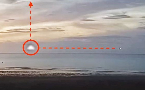 Cỗ xe này hướng về phía Bắc, và ngay sau là một sinh vật kỳ lạ đáng sợ, có thể là một loại rắn nào đó, có một cái đầu giống như mãng xà, bên trên là một chùm thắt nút giống như vỏ ốc sên.