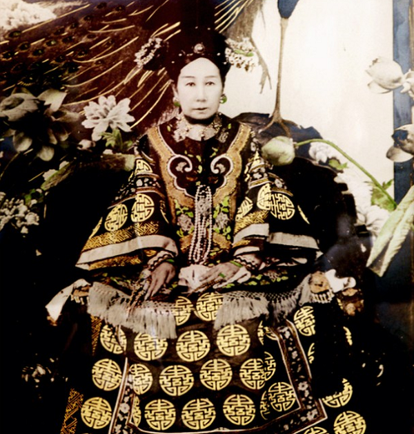 Điều thứ 4 Từ Hy làm cho thấy bà là người chuyên quyền, đam mê quyền lực, cho đến giây phút cuối đời. Mặc dù đã giao quyền nhiếp chính cho Tái Phong, nhưng Từ Hy vẫn không quên dặn dò cháu gái Long Dụ phải để mắt đến Tái Phong.