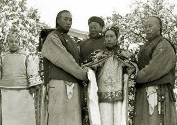 Điều thứ 3 nằm trong di chiếu của Từ Hy Thái Hậu là gửi gắm nhiệm vụ xử lý chuyện quốc gia đại sự cho cha của tiểu hoàng đế - Ái Tân Giác La Tái Phong. Tái Phong không chỉ là thành viên hoàng thất mà còn có thực lực, cốt cách, nên quyết định này của Từ Hy được đánh giá là khá sáng suốt.