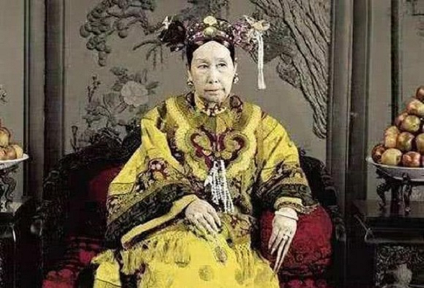 Vào tháng 10 năm Quang Tự thứ 34 (năm 1908), Từ Hy Thái Hậu và Hoàng đế Quang Tự đột ngột phát bệnh cùng một lúc. "Lão Phật Gia" đột nhiên cảm thấy đau bụng dữ dội, tiêu chảy không ngừng, 1 ngày đi ngoài đến mười mấy lần. Những ngày tiếp theo, thậm chí còn đi ra mủ và máu.