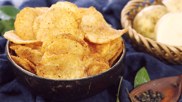 George Crum đang cố gắng phục vụ món khoai tây Pháp do một khách hàng đặt vào mùa hè 1853 thì khách hàng đó liên tục gửi trả lại món ăn đã phục vụ, yêu cầu phải thái lát mỏng hơn và giòn hơn nữa. Crum đã mất bình tĩnh, cắt lát khoai mỏng đến nỗi không thể mỏng hơn rồi chiên chúng sao cho "khô cứng" nhất có thể. Nhưng không ngờ là rất nhiều người thích nó và đặt mua rất nhiều.