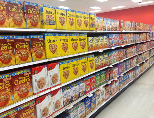 Năm 1898, hai anh em tình cờ bỏ quên một nồi ngũ cốc còn đang luộc trong lò trong vòng tận vài ngày. Hỗn hợp đó đã dần bị thiu và mốc, nhưng thành phần còn lại được tạo ra từ đó lại cứng và dày hơn hẳn. Tò mò, họ đã thử thí nghiệm lại, và cuối cùng cũng loại bỏ được hỗn hợp ôi thiu đáng ghét kia, giữ lại sản phẩm ngũ cốc cuối cùng như ngày nay.