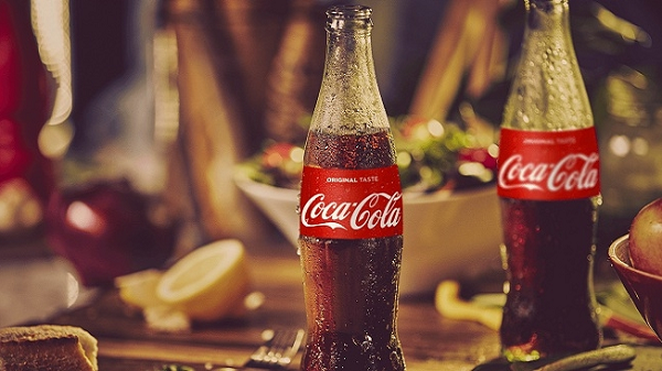 Năm 1885, Atlanta nghiêm cấm mọi hình thức buôn bán đồ uống có cồn, vì vậy Pemberton đành loại bỏ nguyên liệu trên khỏi sản phẩm của mình, chỉ còn lại dung dịch coca là yếu tố chính dùng để hòa với nước muối khoáng, tạo nên một loại soda. Thật bất ngờ, kết quả sau đó lại trở nên được ưa chuộng vô cùng vào thời điểm ra mắt, sau này lấy tên Coca-Cola.