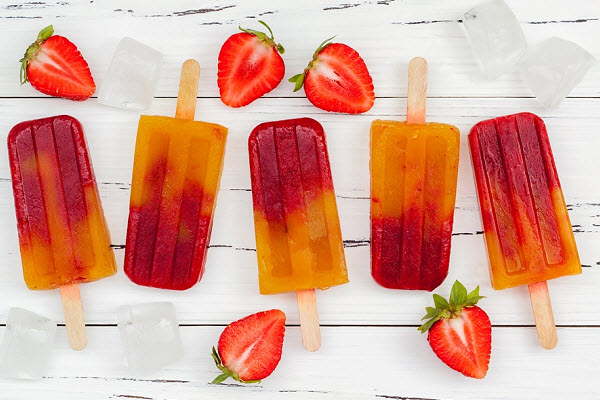 Năm 1905, trong khi đang vui chơi cùng với gia đình ở sân sau nhà tại San Francisco, Epperson vô tình dùng một chiếc que trộn bột soda khô và nước lại với nhau trong một chiêc cốc để đùa nghịch, sau đó bỏ quên đống hỗn độn ấy bên ngoài và trở vào bên trong nhà. Hôm sau Epperson phát hiện ra một "que kẹo băng" ở đó và kem que ra đời từ đây.