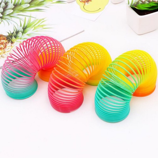 Richard Jones tập trung vào nghiên cứu lò xo ép. Bỗng nhiên một lần đang mải thiết kế thì một chiếc lò xo rơi xuống sàn, và tiếp tục nảy qua nảy lại cho đến khi mãi sau mới chịu nằm yên trên mặt đất. Sau một vài lần sửa đổi, đồ chơi Slinky đã chính thức ra đời.