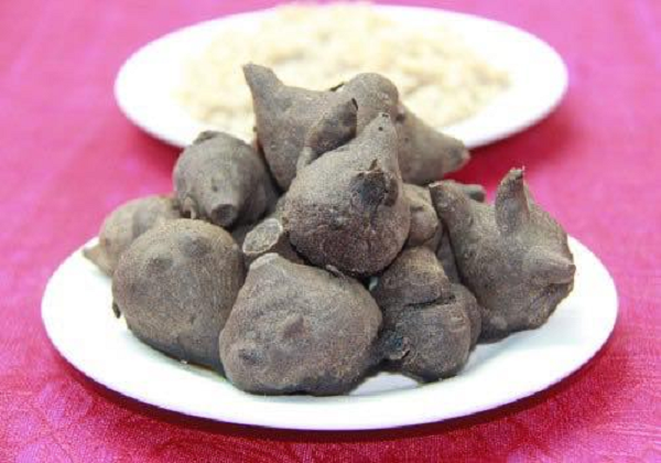 Vì ô đầu có thể gây độc chết người nên người ta chủ yếu dùng ngoài, ít dùng để uống, nếu dùng để uống cần phải chế biến và khử độc rất kỹ. Theo Đông y, cây ô đầu có vị đắng cay, tính nóng và có độc mạnh mang đến tác dụng hồi hương cứu nghịch, khử phong hàn.