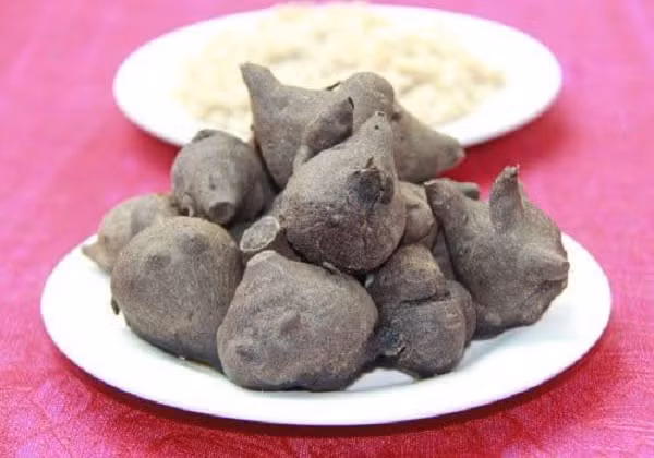 Vì ô đầu có thể gây độc chết người nên người ta chủ yếu dùng ngoài, ít dùng để uống, nếu dùng để uống cần phải chế biến và khử độc rất kỹ. Theo Đông y, cây ô đầu có vị đắng cay, tính nóng và có độc mạnh mang đến tác dụng hồi hương cứu nghịch, khử phong hàn.