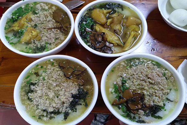 Ô đầu hay còn gọi ấu tẩu tuy là độc dược nguy hiểm nhưng nếu biết cách chế biến nó còn là một đặc sản. Tại Hà Giang, cháo ấu tẩu là một món ăn trứ danh được người dân vui vẻ gọi là "cháo độc dược".