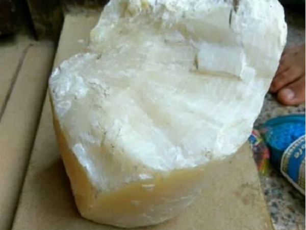 Chuyên gia sau khi xem xét một hồi đã thông báo rằng, viên đá trắng chàng trai nhặt được quả thực là một kho báu. Giá trị ước tính của nó ít nhất là 100.000 NDT (hơn 350 triệu VND).